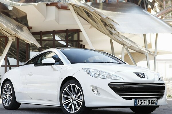 Peugeot blanco de lujo en la carretera