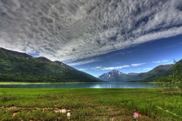 Lac de montagne sous le ciel bleu