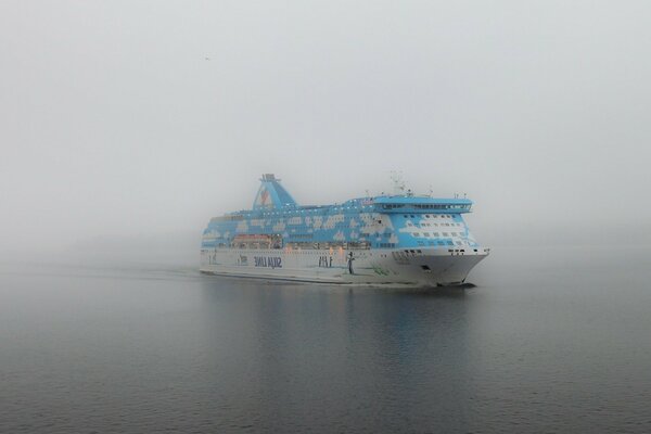 Nave nave direttamente dalla nebbia