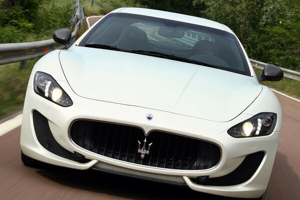 L auto sportiva bianca maserati corre fidanzata