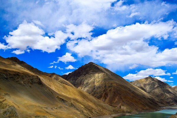 Montañas rocosas contra el cielo azul