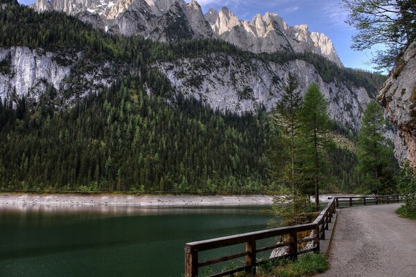 Paesaggio su stagno e Montagna