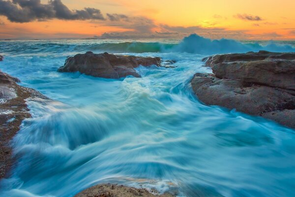 Puesta de sol del mar. Ondas