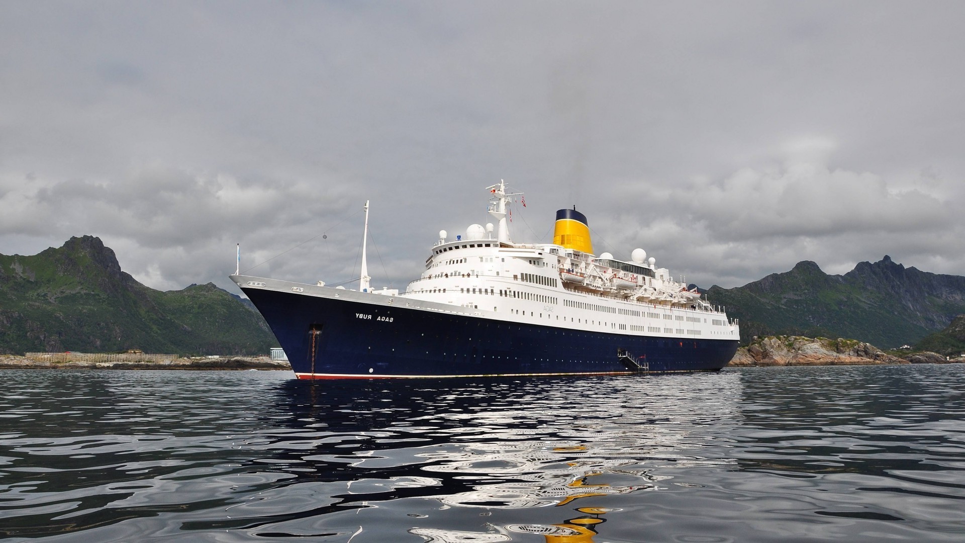 grands navires et paquebots eau bateau voyage navire système de transport mer bateau à l extérieur ciel bateau de croisière voile océan voiture port