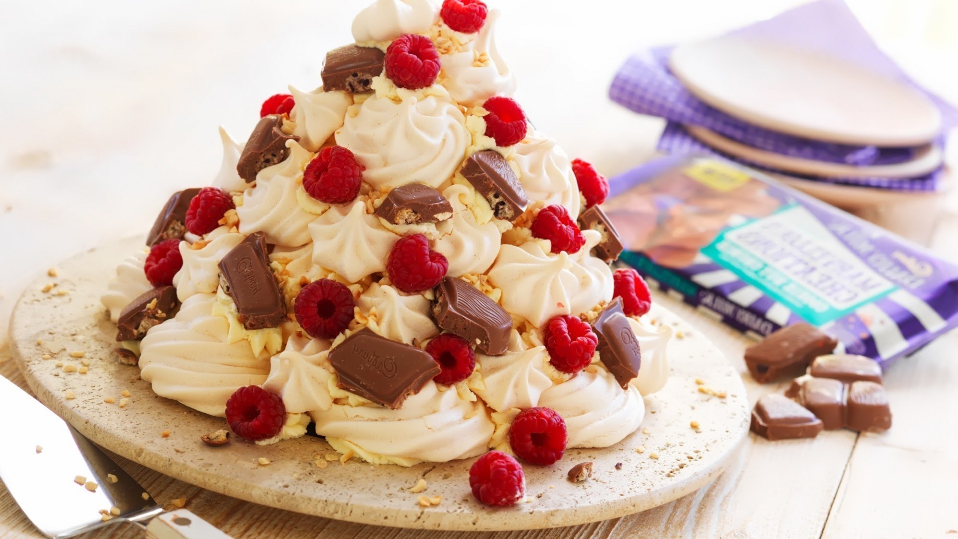 desserts süß creme kuchen lecker essen obst erfrischung gebäck beeren schokolade zucker teller backwaren hausgemachte party cremig backen geburtstag