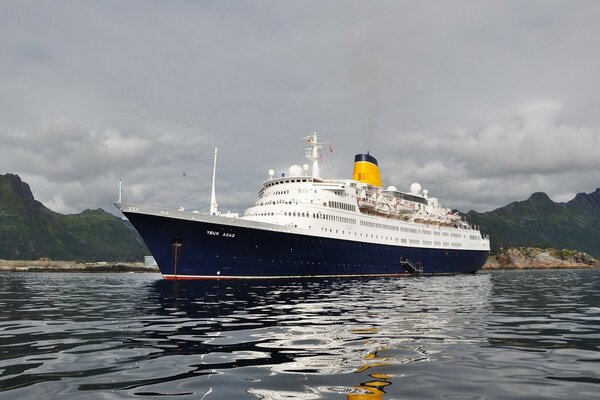 Viagem pela água em um navio branco