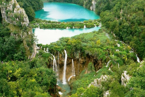 Image of a waterfall in the wild