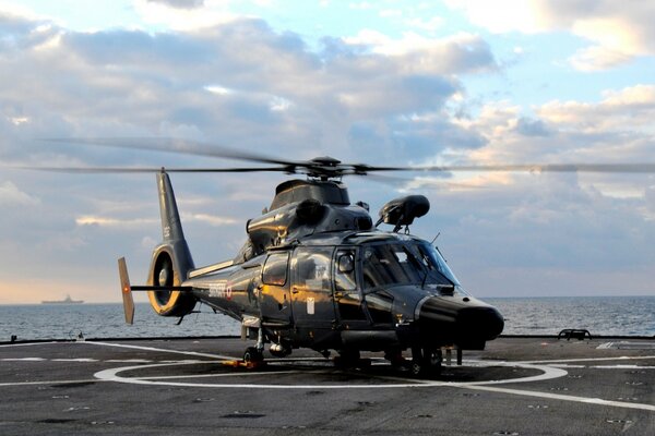 Helicóptero rápido en la playa