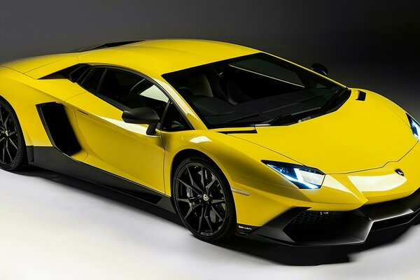 Lamborghini amarillo pulido