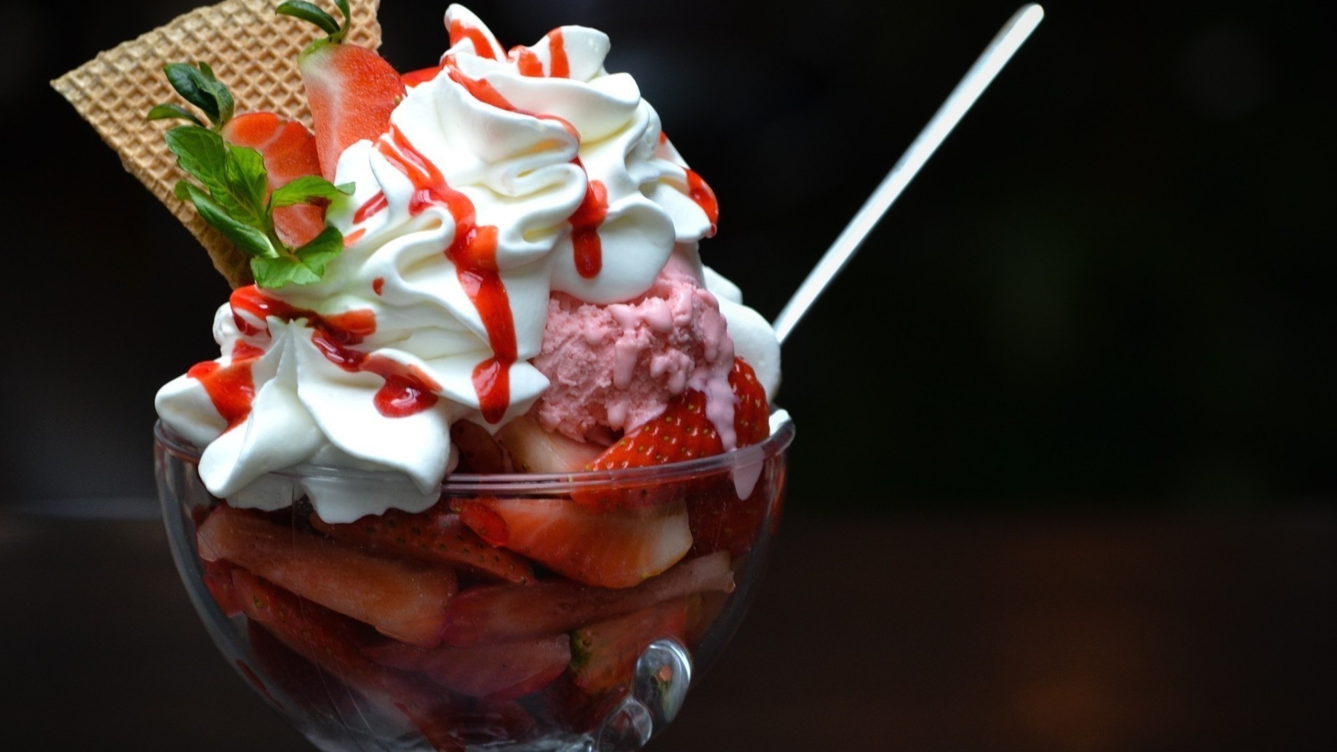 крем сладкий шоколад ваниль вкусные фрукты еда клубничный лед сливочный освежение сахар молочными продуктами ягодка взбитые сливки совок холодная замороженные мятный