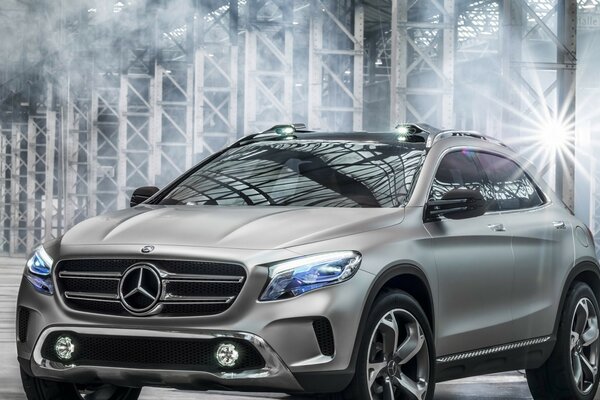 El coche de Mercedes en el fondo de las estructuras de hierro