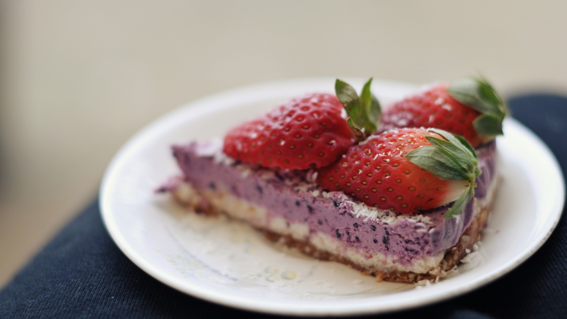 еда вкусные завтрак клубничный сладкий фрукты шоколад ягодка крем плиты торт освежение