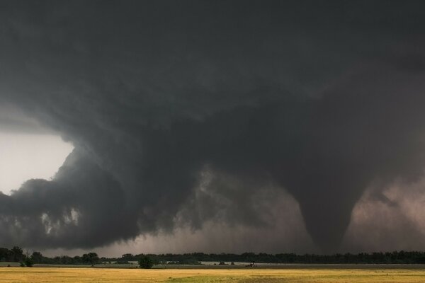 Un embudo de huracán contra un cielo oscuro