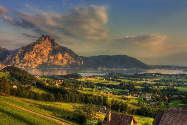 Berglandschaft bei Sonnenuntergang