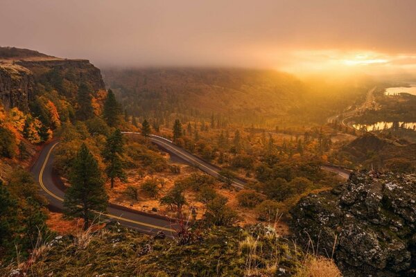 Reise durch die Berge bei Sonnenuntergang