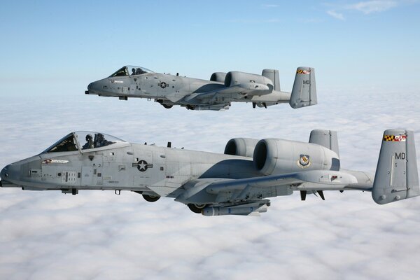 Avions de chasse dans le ciel parmi les nuages