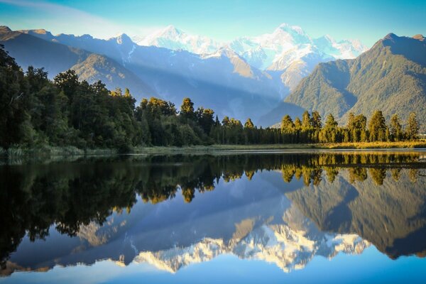 Berge und aus Spiegelbild im Wasser. Die Natur