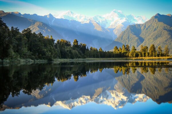Montañas y de reflexión en el agua. Naturaleza