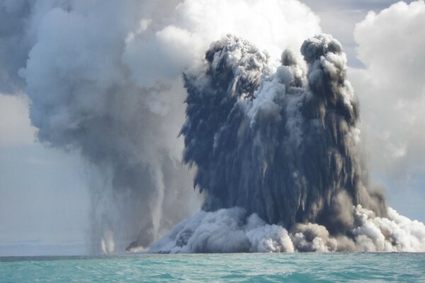 Eruptionen eines Unterwasservulkans auf Rauchhintergrund