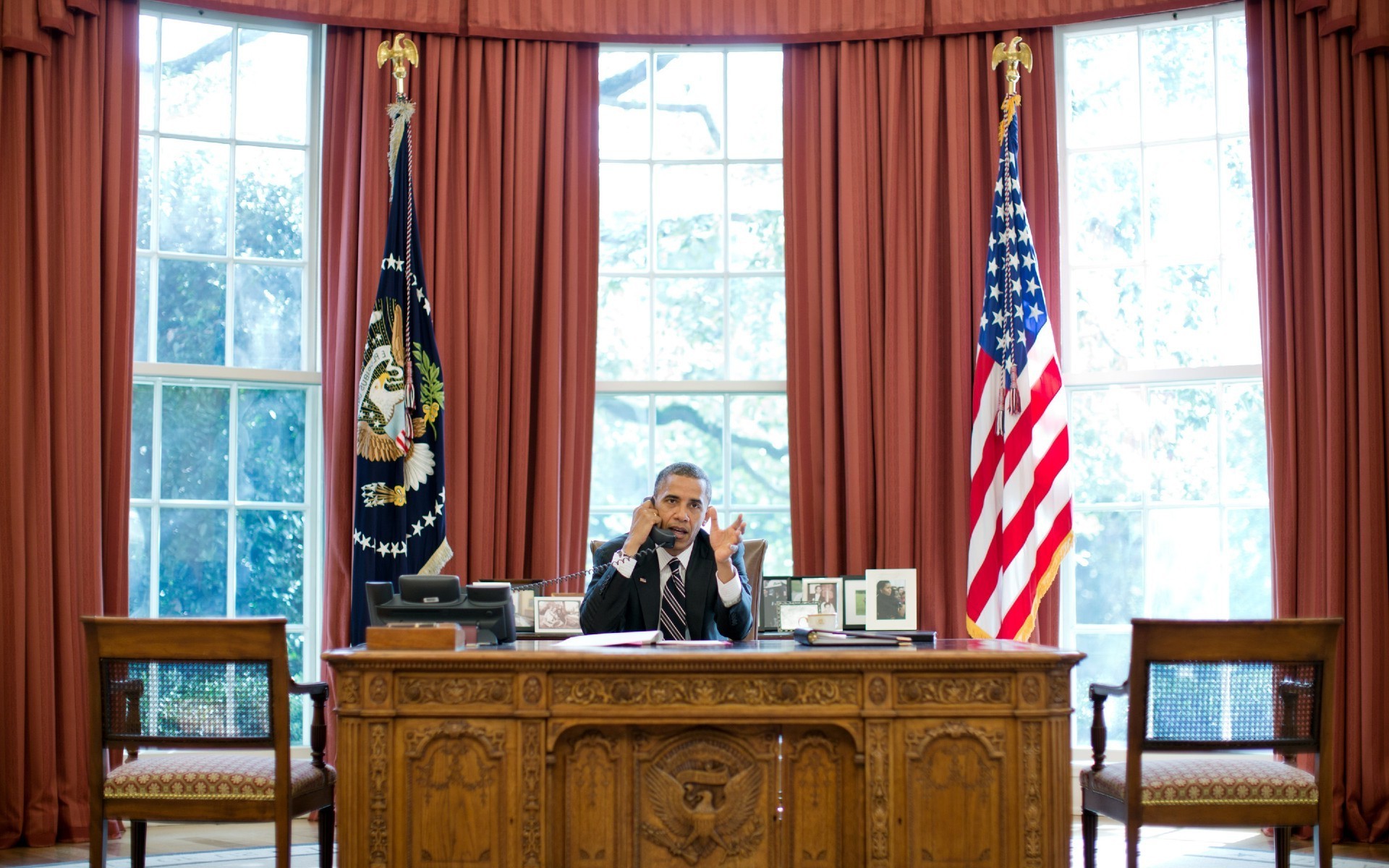 politique meubles chambre chaise maison fenêtre table à l intérieur administration siège rideau élection leader