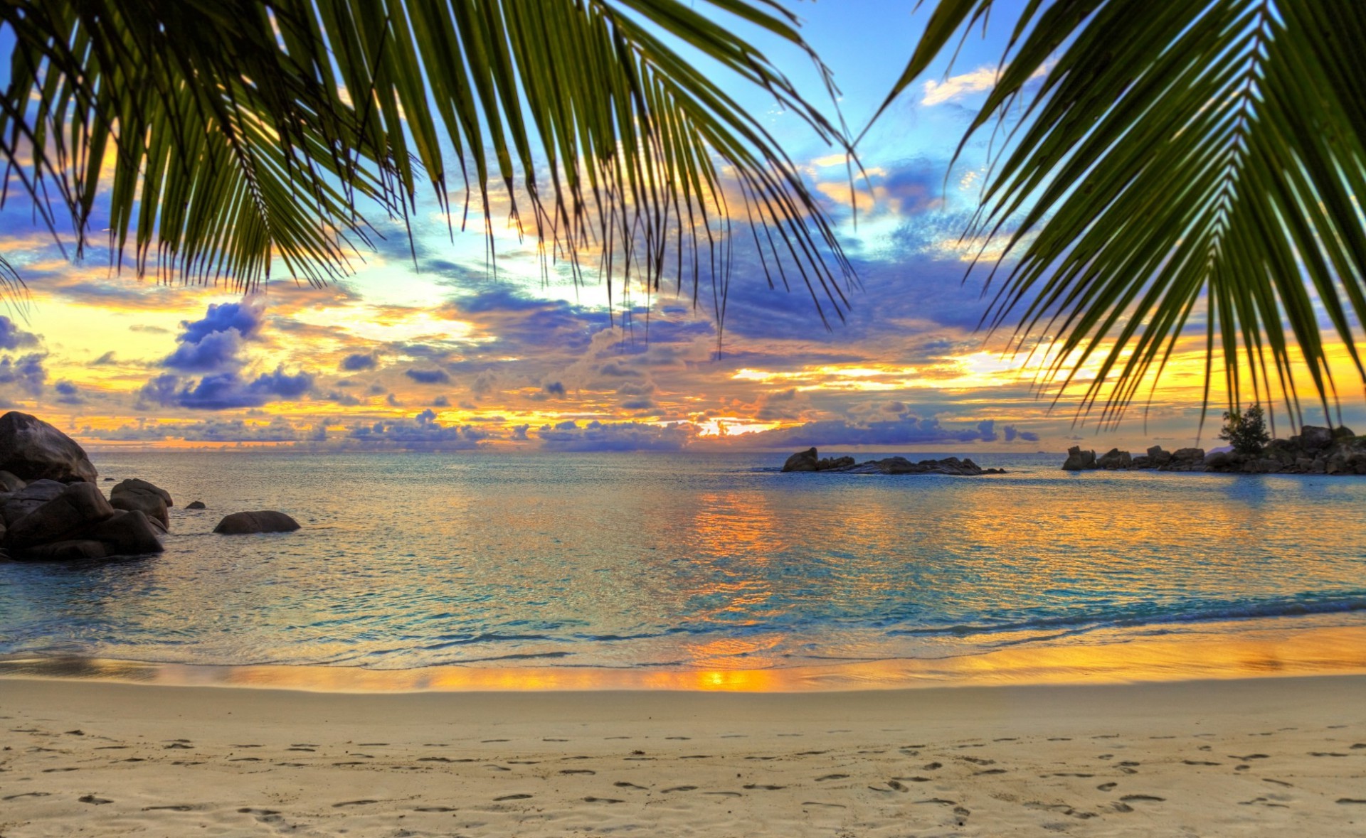 sonnenuntergang und dämmerung tropisch strand wasser sonne ozean sand reisen sommer sonnenuntergang meer urlaub meer insel entspannung paradies exotisch landschaft welle resort palmen