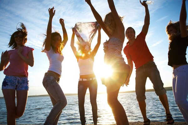 La fête des amis se déroule sur le lac avec des rayons lumineux du soleil