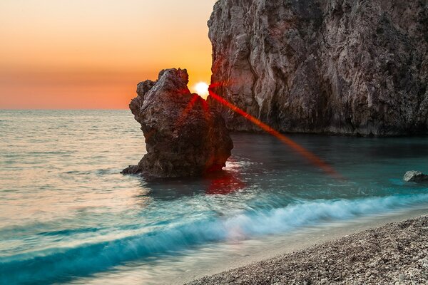 The rays of the sun among the rocks