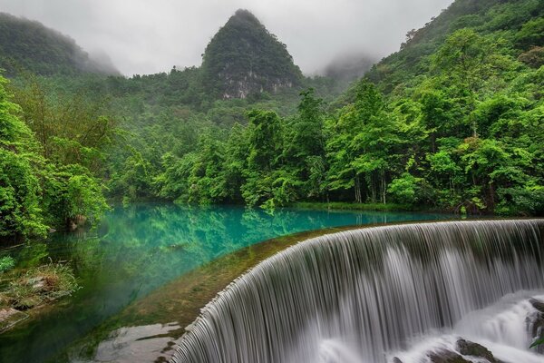 Tropische Landschaft über einem Wasserfall