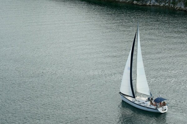 O barco à vela vai para o estacionamento na Baía