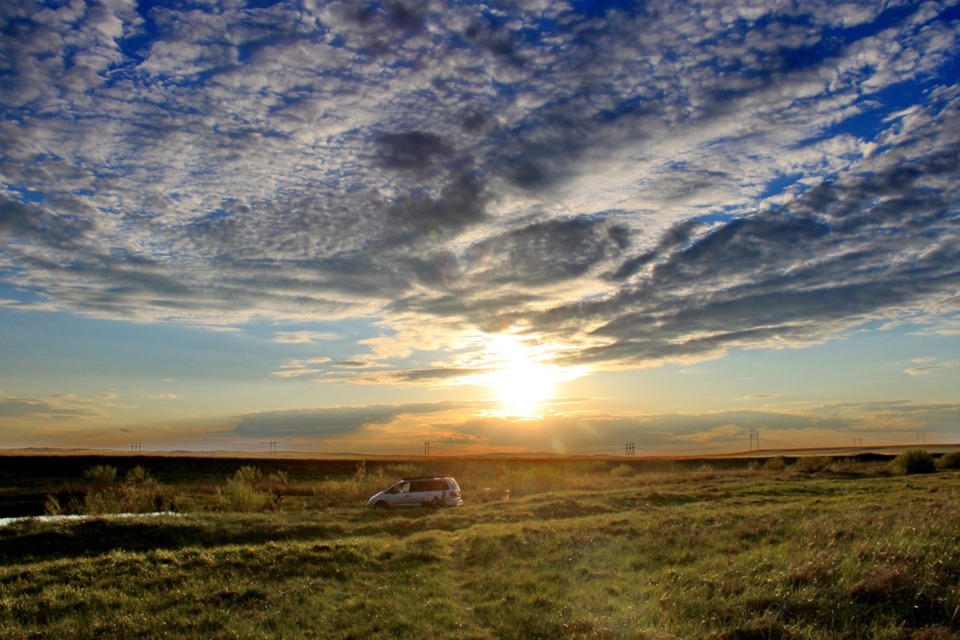 soleil et rayons coucher de soleil paysage ciel aube soleil crépuscule soir nature tempête à l extérieur beau temps voyage lumière du jour lumière herbe