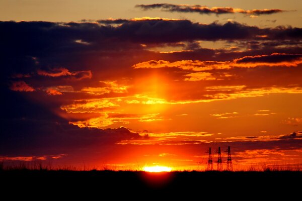 Orange Sonnenuntergang am Abend und in der Nacht