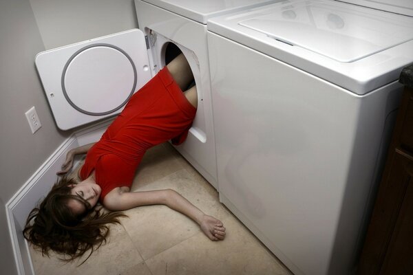 The girl in red falls out of the washing machine