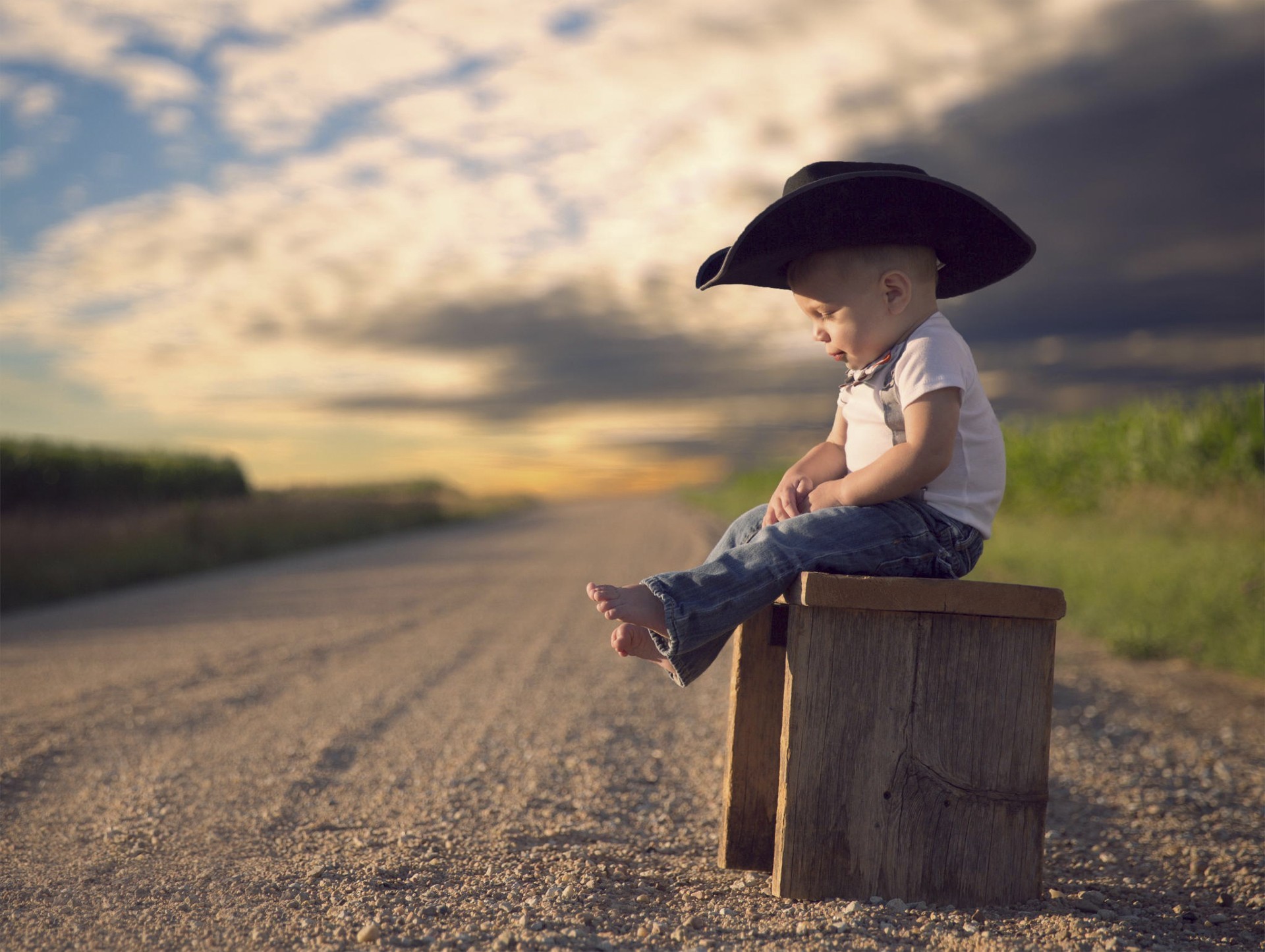 niños haciendo bebé chica solo al aire libre puesta de sol