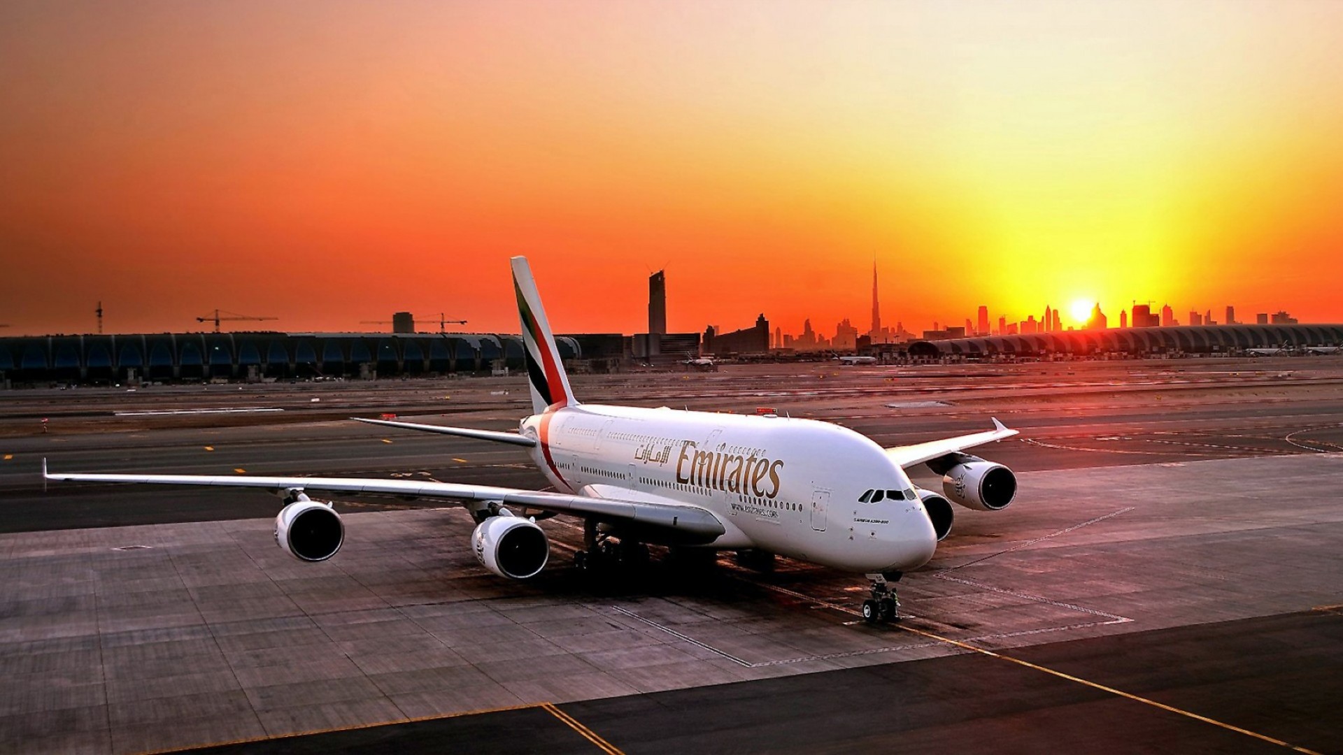 pista aereo aeroporto aereo aereo sistema di trasporto aereo di linea volo viaggi aria airbus partenza commerciale volare arrivo asfalto decollo auto motore