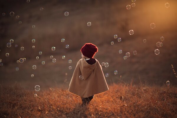 I bambini amano fare una passeggiata nella natura, sono felici di qualsiasi tempo, perché la natura è come una madre per loro