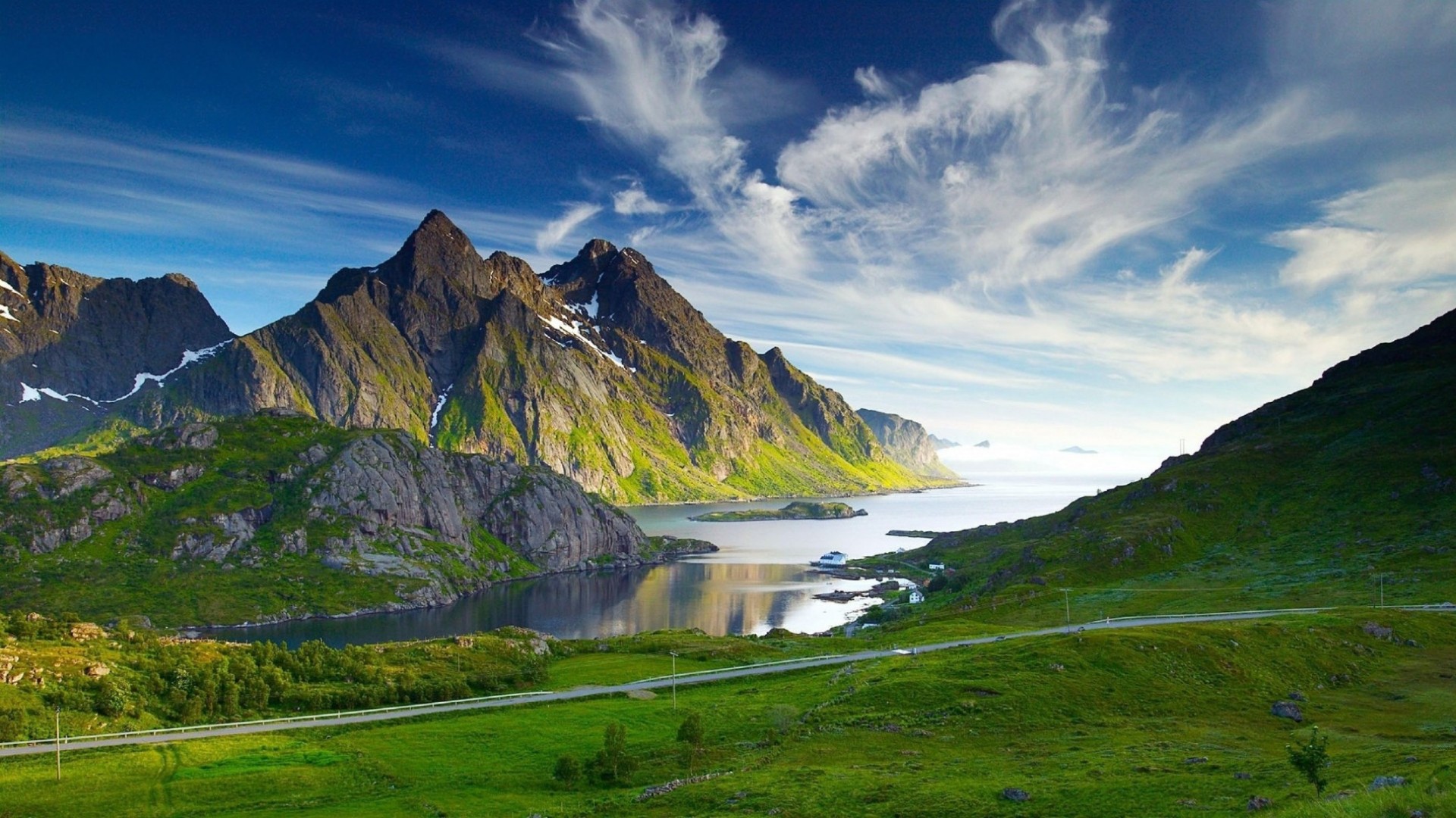 山 山 景观 旅游 水 自然 天空 户外 湖 谷 雪 草 风景 夏天 岩石