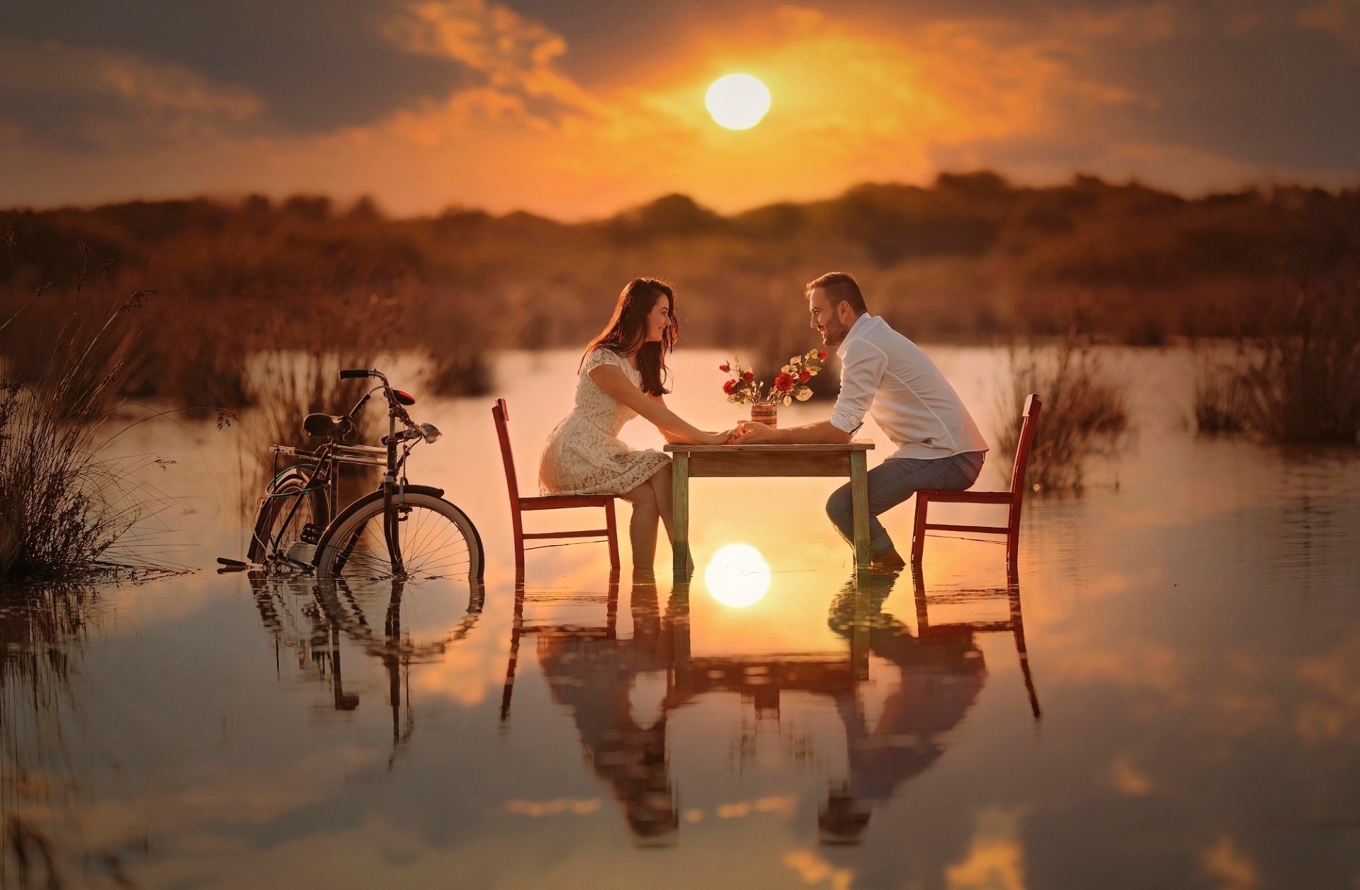 couple d amoureux coucher de soleil aube lac eau soirée crépuscule loisirs paysage homme loisirs réflexion voyage adulte soleil à l extérieur femme ciel nature silhouette