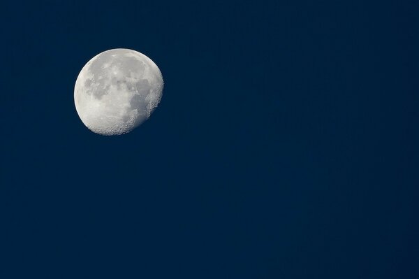 Nachthimmel mit großem Mond