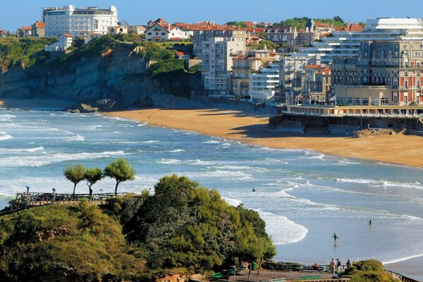 La mer sur le rivage roule la vague, les eaux se ferment autour, la terre s envole