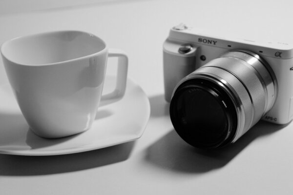 Tasse blanche vide et appareil photo Sony