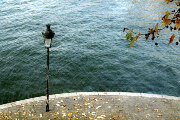 Foto einer Laterne auf einem Wasserhintergrund