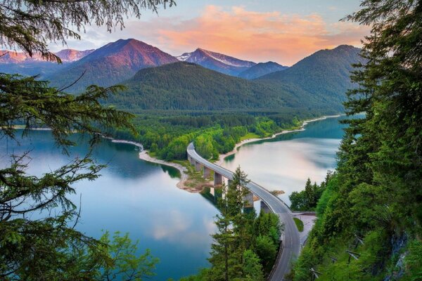 Paysage avec montagne rivière et pont