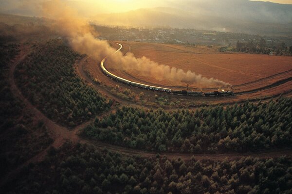 El tren viaja desde los bosques y prados de Dol