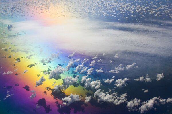 Arco iris en el aire sobre las nubes