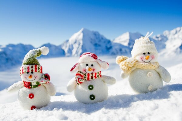 Красивые веселые снеговики в горах
