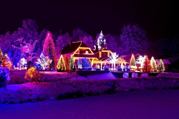 Hermosa iluminación de año nuevo en las casas en un pequeño pueblo