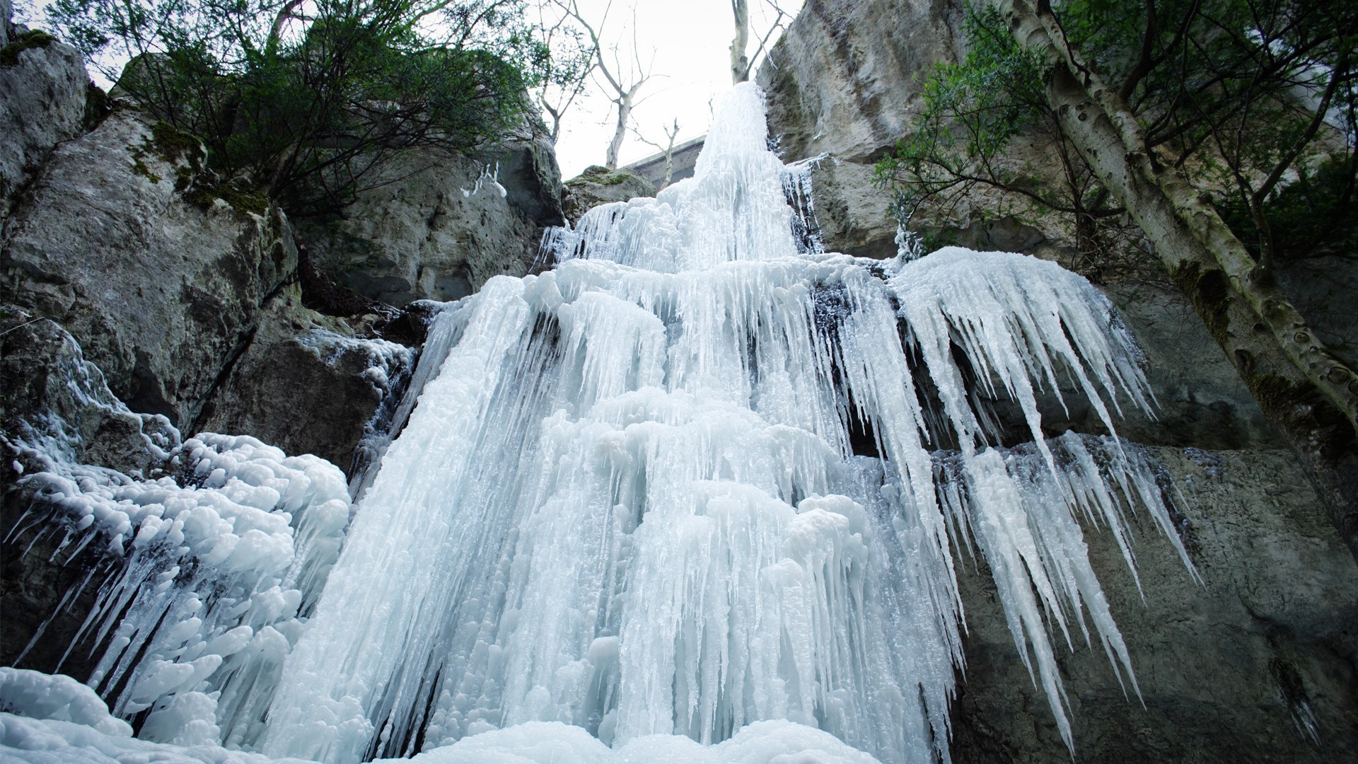 invierno cascada agua naturaleza río roca paisaje corriente hielo madera viajes frío otoño al aire libre cascada nieve parque escénico limpieza