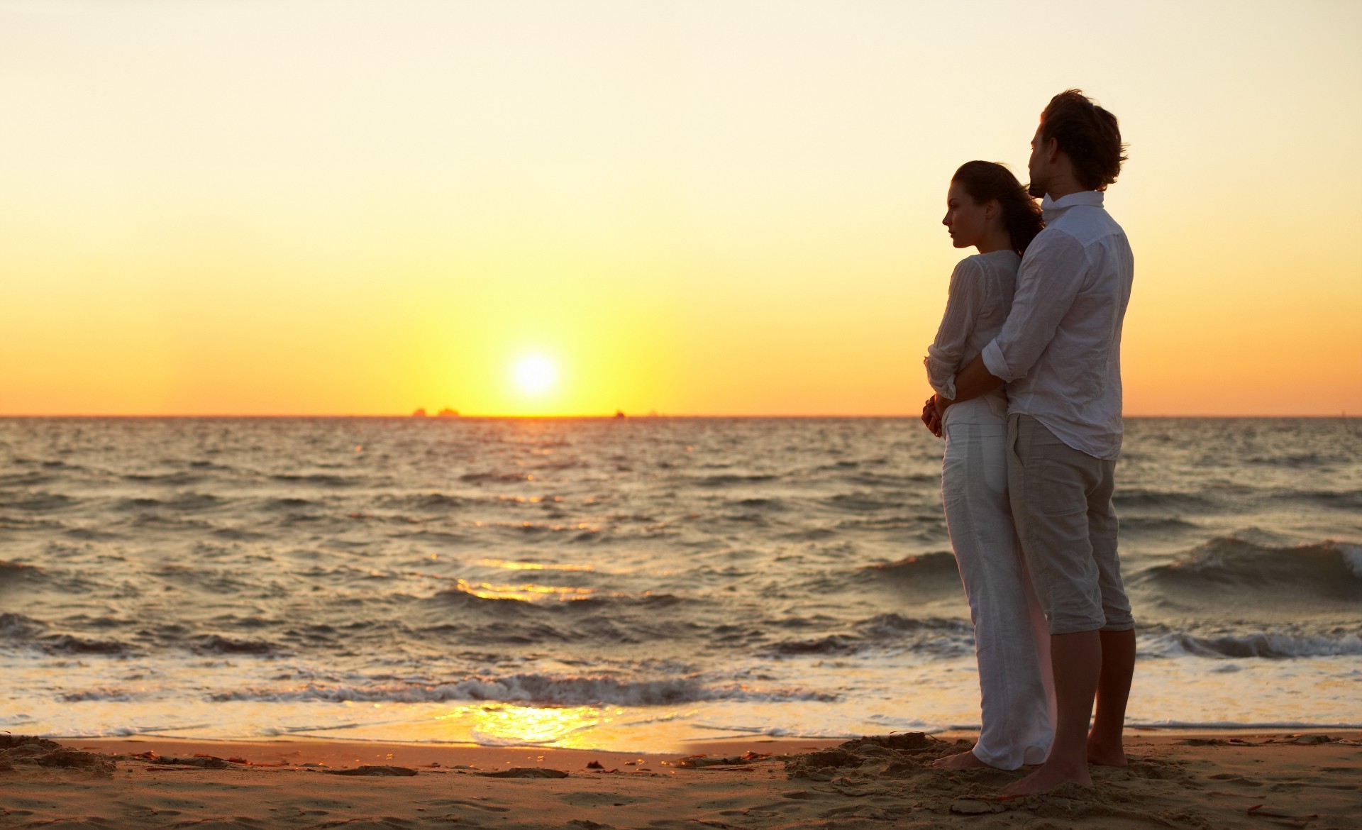 couples amoureux coucher de soleil eau soleil plage mer romance aube océan été sable crépuscule détente beau temps