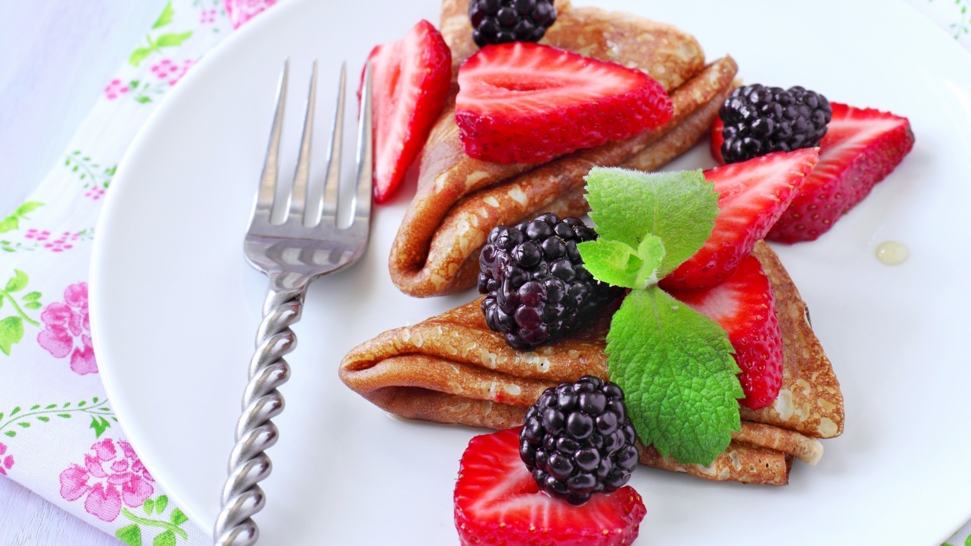 petit déjeuner délicieux fraise baie fruits doux sucre crème alimentaire alimentaire menthe plaque santé chocolat confiture