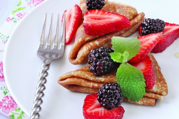 Leckere Pfannkuchen mit Beeren